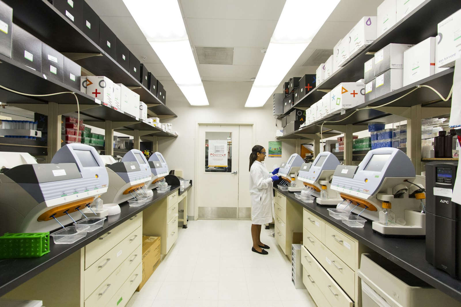 Laboratório com múltiplos equipamentos analisadores em operação