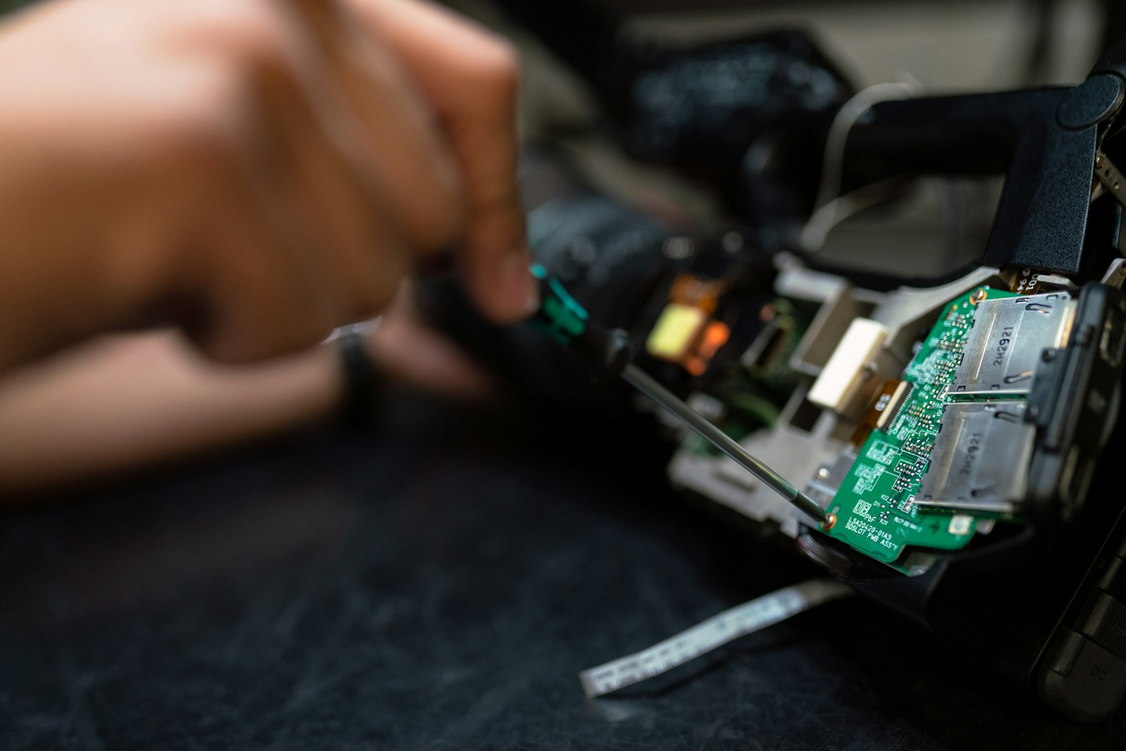 Reparo de equipamento eletrônico de comunicação em bancada técnica